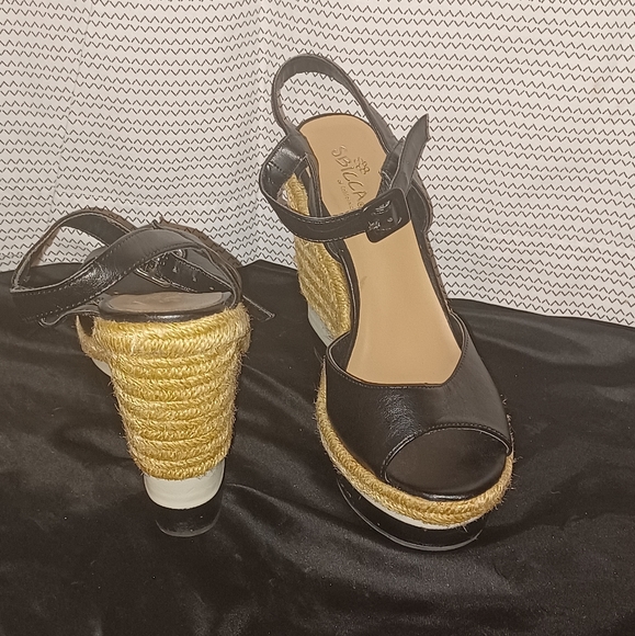 Shoes - Picture 1 of 3